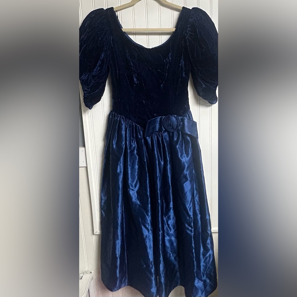 Vintage'80s Velvet Blue Dress Sz 9/10 Whimsigoth Vamp Padded Shoulders Front Bow